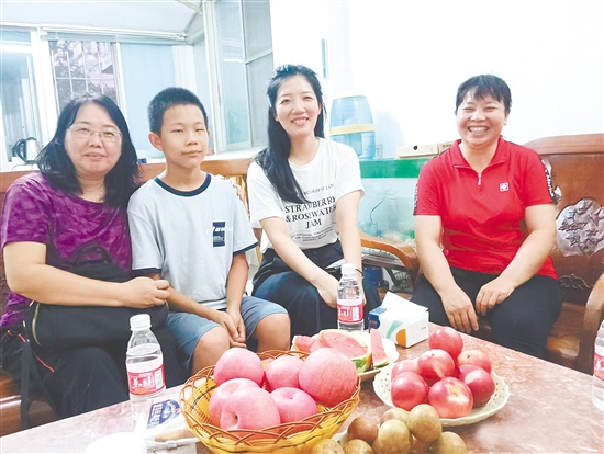 謝王亮與老師、母親（右一）合影。