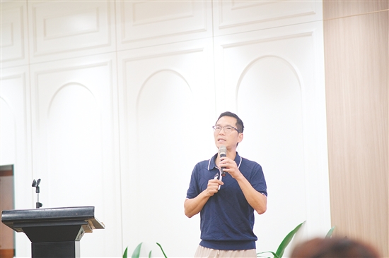 嘉賓在現(xiàn)場演講。