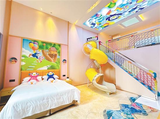 巴貝高比比企鵝親子酒店親子房?jī)?nèi)設(shè)有旋轉(zhuǎn)滑梯。