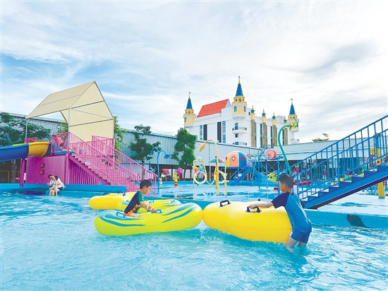 這個(gè)夏天，親子酒店搭配水上樂(lè)園更受親子家庭青睞。