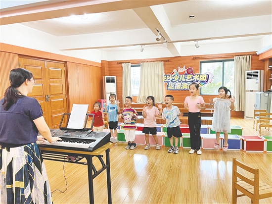少年兒童在“家門口”免費(fèi)享受優(yōu)質(zhì)藝術(shù)教育。