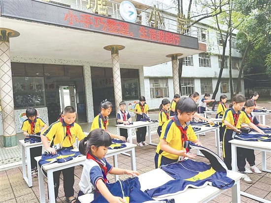 龍?zhí)列W(xué)的學(xué)生認真參加“小手巧整理”挑戰(zhàn)賽。