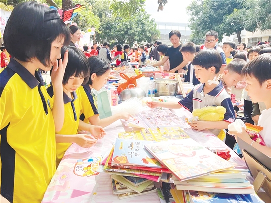 沙岡小學(xué)打造品牌活動鏈，成為水口鎮(zhèn)勞動教育標桿。圖為該校義賣活動現(xiàn)場。