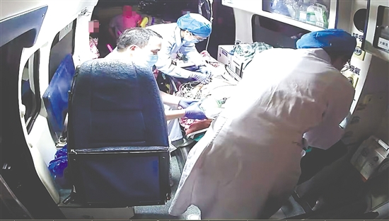 待患者生命體征穩(wěn)定，醫(yī)護(hù)人員將其轉(zhuǎn)運(yùn)至醫(yī)院搶救。