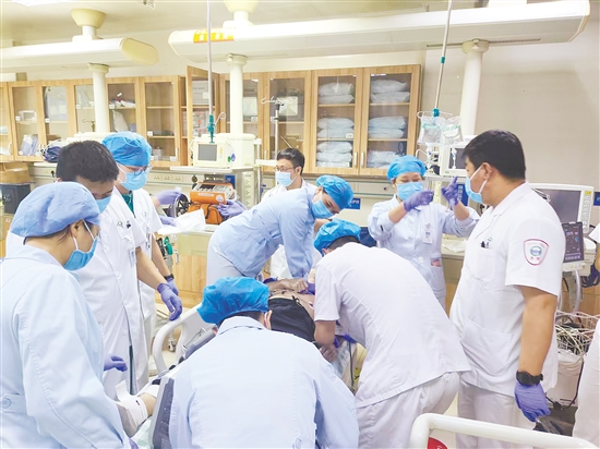 醫(yī)護(hù)人員為患者開展院內(nèi)救治。