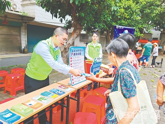 江門保險(xiǎn)行業(yè)深入一線開展保險(xiǎn)知識(shí)宣傳活動(dòng)。