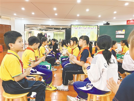 余杰聰以學生們喜聞樂見的方式，帶領(lǐng)大家走進充滿魅力的音樂世界。