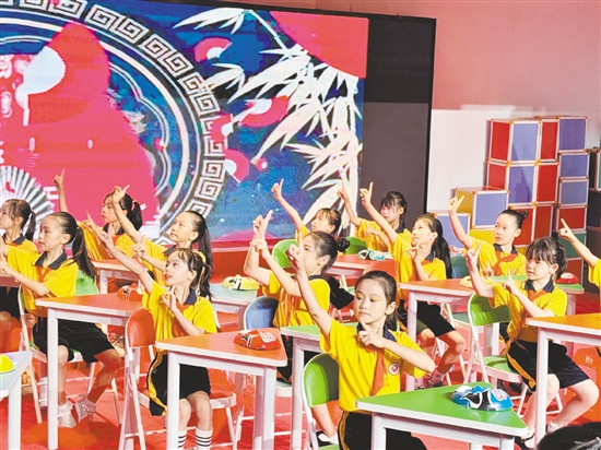 學(xué)生們在舞臺上自信綻放，以多元形式展現(xiàn)藝術(shù)素養(yǎng)。