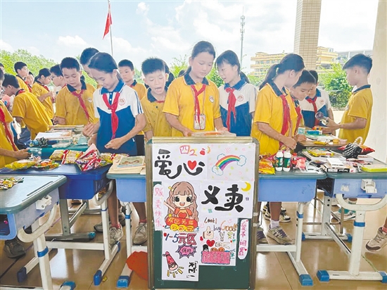 學生們穿梭在各攤位間“淘寶”，以實際行動奉獻愛心。