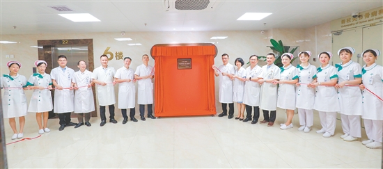 江門市人民醫(yī)院是我市目前唯一入選“首批免陪照護標準化（病房）醫(yī)院建設單位”的醫(yī)療機構。