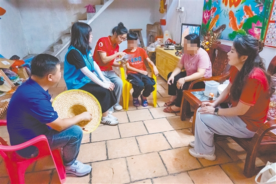 五邑大學學生走進困難家庭宣講助學政策。