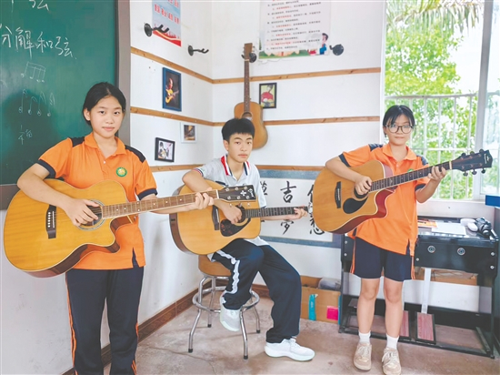 吉他課上，孩子們練習(xí)和弦指法。