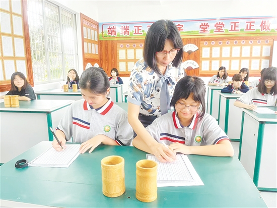 書法課上，孩子們端正坐姿，學(xué)習(xí)規(guī)范書寫。