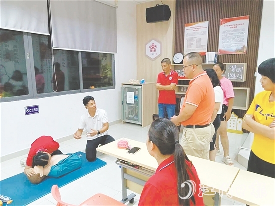 開平志愿救傷服務(wù)隊(duì)資深講師為學(xué)員們帶來心肺復(fù)蘇講解和實(shí)訓(xùn)。
