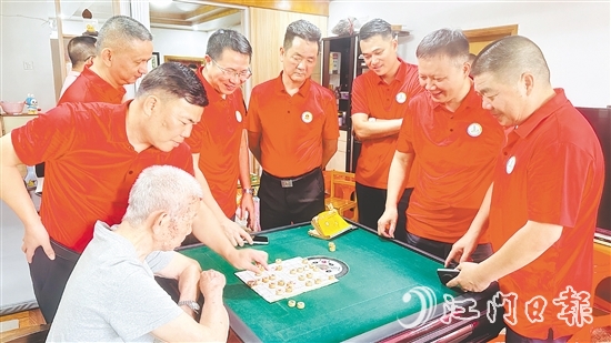 長沙商會會員與老兵下象棋。