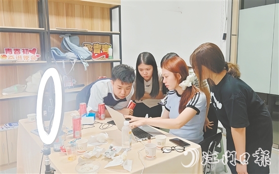 為推廣好開平本地農(nóng)產(chǎn)品，“赤貨先鋒隊”隊員們編寫直播腳本，反復(fù)打磨話術(shù)，確保直播效果良好。受訪者供圖