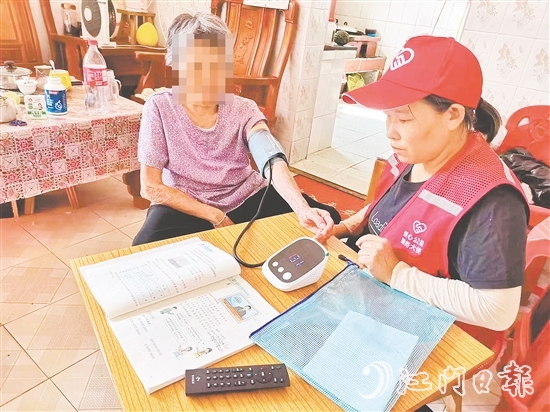 愛心服務(wù)隊上門探訪老人。