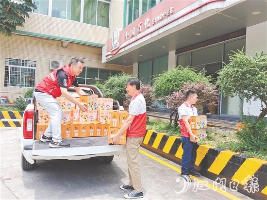 龍勝鎮(zhèn)將火龍果分批運(yùn)往蓬江、臺(tái)山、鶴山、恩平等地，一周內(nèi)售出1500余公斤，有效帶動(dòng)種植戶增收。