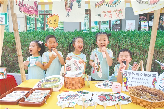 集市現(xiàn)場氣氛熱烈，“小掌柜”們熱情叫賣。