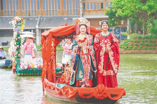 《嶺南水上婚禮》讓游客沉浸式體驗“花船迎親、拜堂成禮”的傳統(tǒng)風俗。