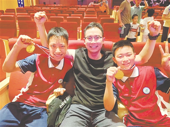 伍子賢（左）、曾釔濱（右）勇奪省青少年機器人競賽冠軍。