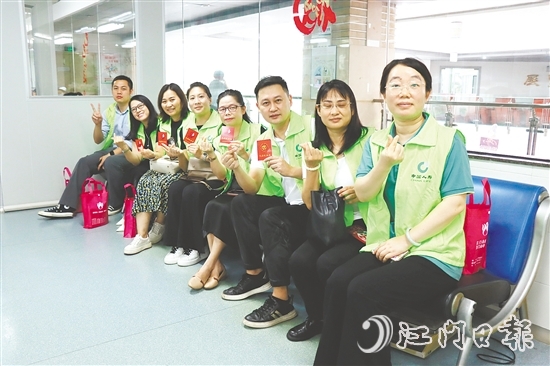 中國人壽江門分公司的保險從業(yè)人員組團參加獻血活動。