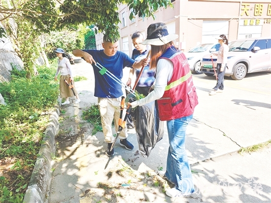 志愿者下沉一線開展清潔工作。