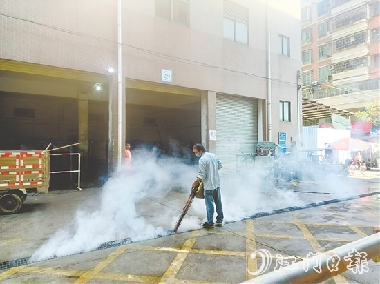 工作人員進行專業(yè)消殺。