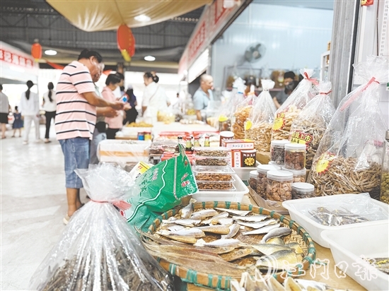 游客紛紛到海鮮特產(chǎn)市場挑選海味。