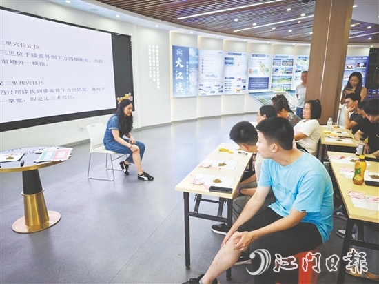 中醫(yī)師現(xiàn)場(chǎng)演示足三里、合谷穴、內(nèi)關(guān)穴等穴位按摩。