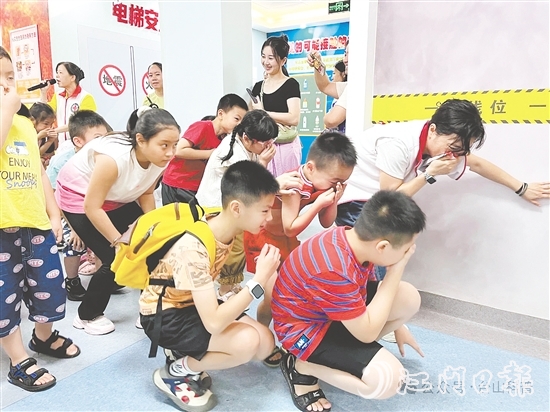 孩子們參加火災(zāi)逃生演練。