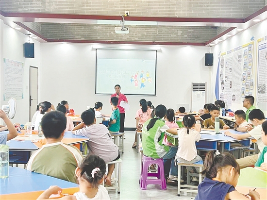 孩子們?cè)谙牧顮I(yíng)中提高了社交能力，增進(jìn)了感情。