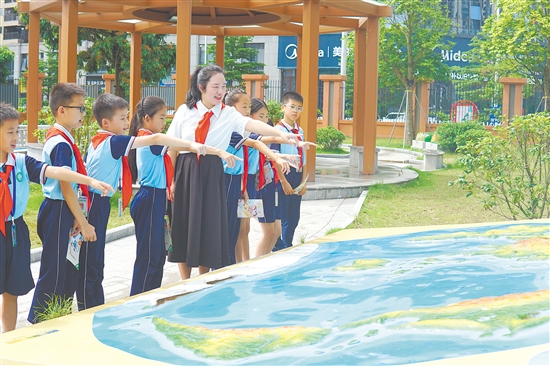 陳艷丹立足僑鄉(xiāng)文化，打造出一系列獨(dú)具特色的實(shí)踐活動(dòng)。