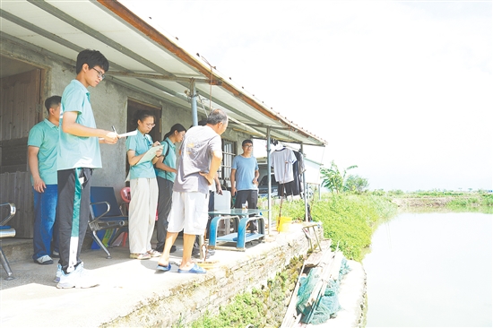 突擊隊深入青蟹養(yǎng)殖基地，摸清當?shù)仞B(yǎng)殖難點痛點。