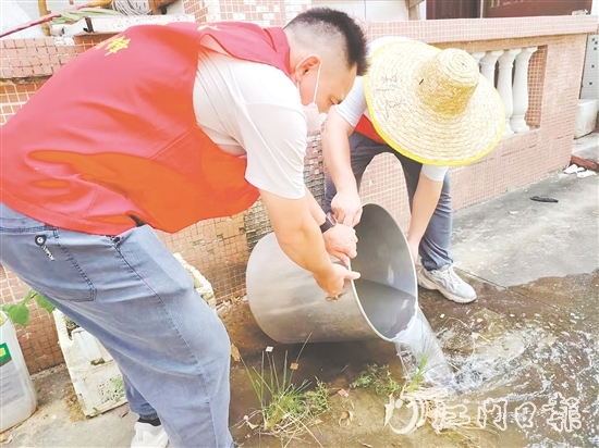 址山鎮(zhèn)黨員干部翻盆倒罐清積水。