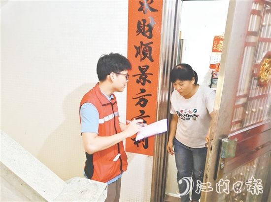 黨員干部上門入戶，耐心向群眾講解蚊媒傳染病預防知識。