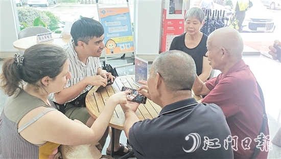 徐慶賢（左二）與親人分享生活趣事。