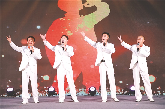 22支參賽隊伍以飽滿的熱情和精湛的技藝，演繹了一首首經(jīng)典軍旅歌曲。