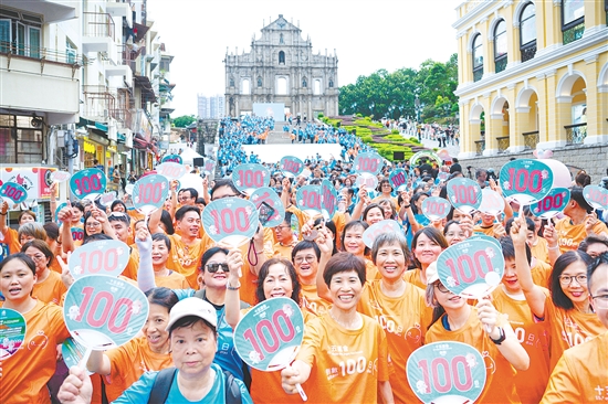 8月1日，第十五屆全國運(yùn)動(dòng)會(huì)迎來倒計(jì)時(shí)100天。當(dāng)天，澳門群眾參加慶?；顒?dòng)。新華社發(fā)