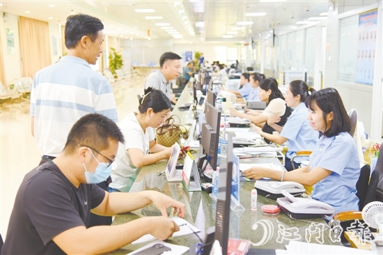 恩平市行政服務(wù)中心從“小切口”入手破解政務(wù)服務(wù)難題，持續(xù)推動政務(wù)服務(wù)效能提升，讓企業(yè)和群眾切實感受到貼心便捷的服務(wù)。