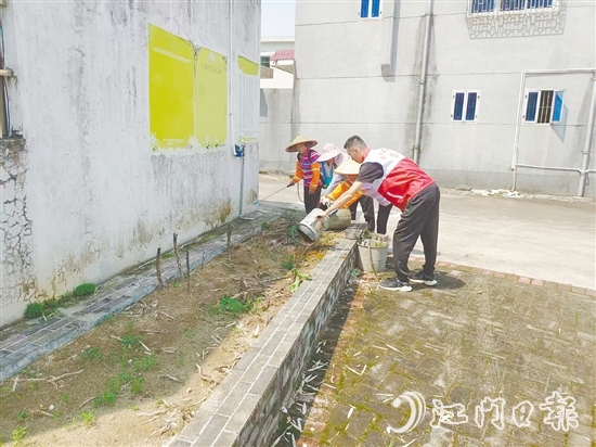 良西鎮(zhèn)黨員干部與群眾一起清理雜物，保持環(huán)境整潔。