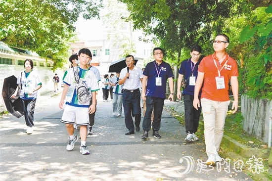 恩平市政協(xié)委員梁發(fā)雄（右一）與香港青年一起參觀恩平市歇馬村。