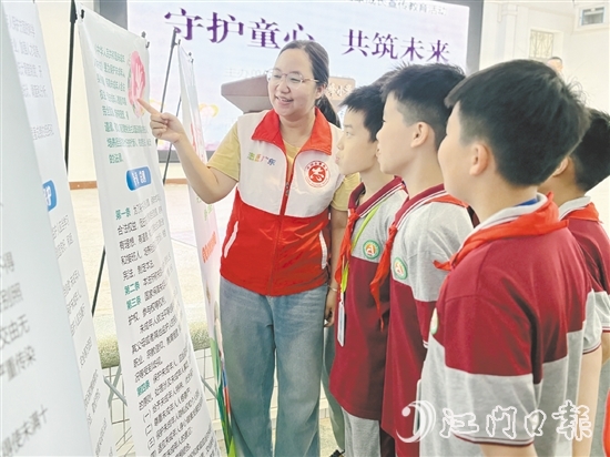 恩平市走進(jìn)學(xué)校開展“守護(hù)童心，共筑未來”關(guān)愛保護(hù)未成年人健康成長教育宣傳活動。