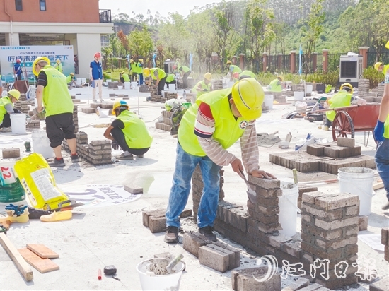 鄉(xiāng)村建設(shè)工匠職業(yè)技能競賽現(xiàn)場，參賽選手根據(jù)圖紙壘起磚墻。