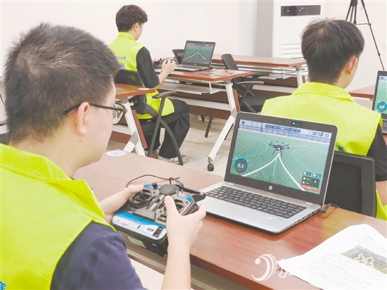 在無人機(jī)操作技術(shù)職業(yè)技能競賽低空飛行項(xiàng)目中，選手們熟練地操控?zé)o人機(jī)穿越多個圓形障礙。