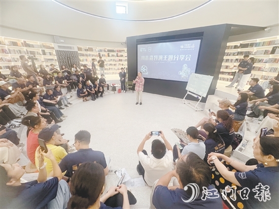 8月2-3日，高志森為大灣區(qū)80余位電影從業(yè)者、青年導(dǎo)演編劇、文旅專家及“僑鄉(xiāng)新大眾文藝社”創(chuàng)作代表帶來(lái)三場(chǎng)深度主題分享。