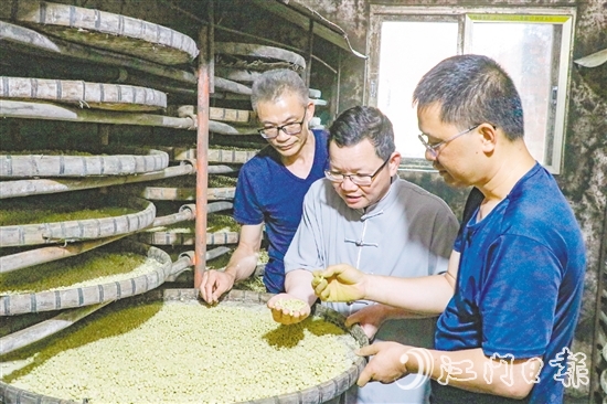 陳杰（中）深耕調(diào)味品行業(yè)30年，帶領(lǐng)團(tuán)隊(duì)攻克多個(gè)技術(shù)難題，為企業(yè)發(fā)展打下堅(jiān)實(shí)基礎(chǔ)。