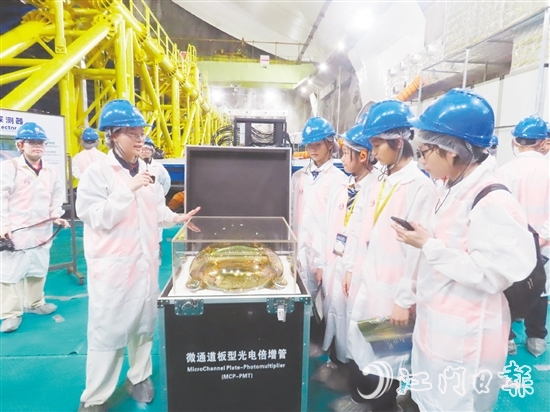 學(xué)生們步入直徑35米的球形探測器核心區(qū)，聆聽廣東省研學(xué)旅行協(xié)會研學(xué)導(dǎo)師賴茵茵講述江門中微子實驗室建設(shè)過程中的故事。