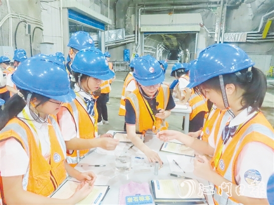 在江門中微子實驗室實驗大廳，學(xué)生們分組進行實驗。