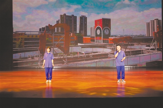 校友代表穿上“藍(lán)精靈”校服傾情獻(xiàn)唱。